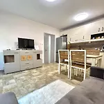 Stylish With Free Parking By Apartmax *