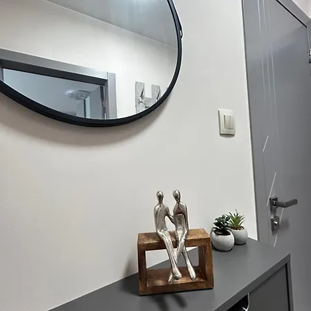 Stylish With Free Parking By Apartmax