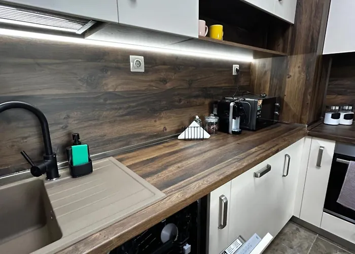 아파트 Stylish With Free Parking By Apartmax *